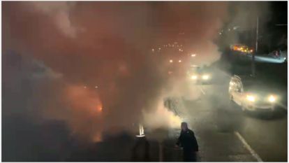 İtfaiye yanan aracı söndürürken, trafiktekiler aldırış etmedi