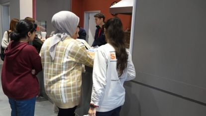 Kütüphaneye giden öğrencilerin çorbası Gürkan'dan 