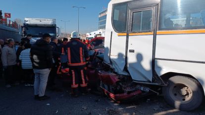 Otomobil hızını alamadı, otobüsün altına girdi 