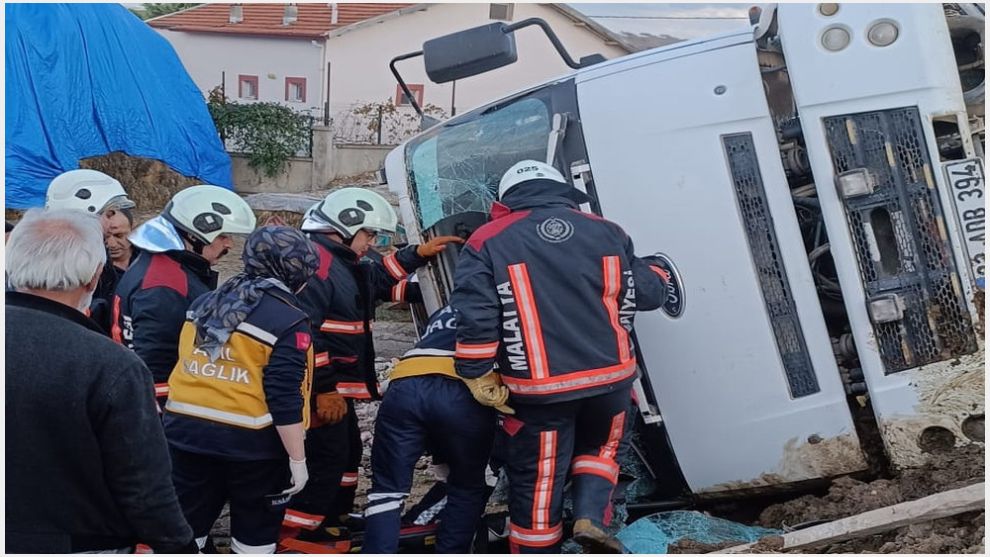 Hafriyat kamyonu yan yattı, şoförü ön camdan çıkartıldı