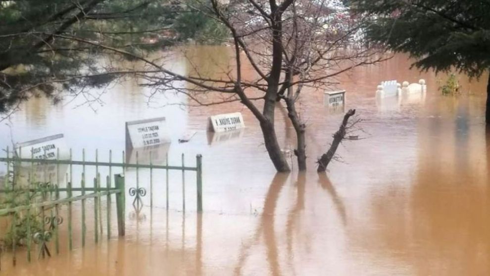 Müteahhit yüzünden mezarlık göle dönüyor!..