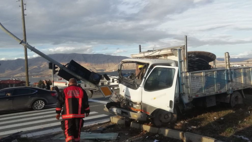 Trafik lambası direğine çarparak durabildi