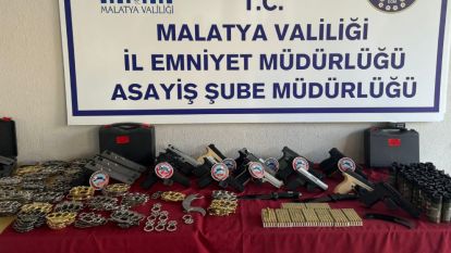 Takı dükkanında 20 kuru sıkı tabanca, 184 muşta ve bıçak ele geçirildi 