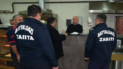 Zabıtalar Fiyat Etiketlerine Baktı 