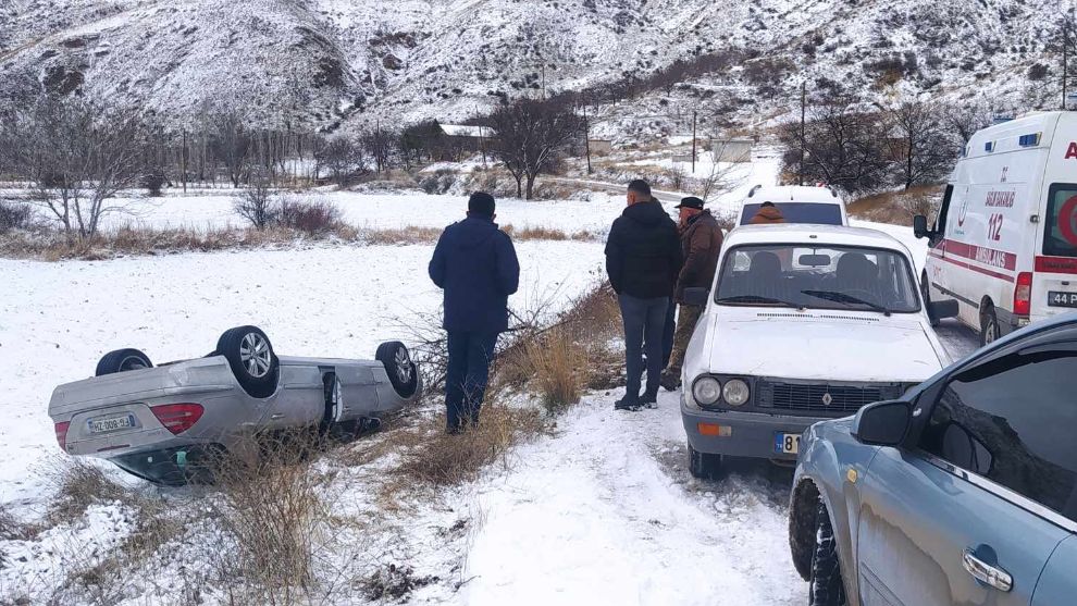 Buzda kayan otomobil ters döndü, 3 yaralı