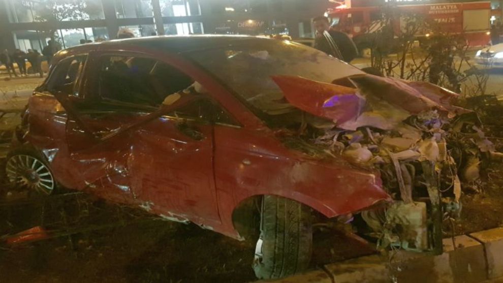 Kaza yapan otomobile ikinci kez bakılamadı, 1 yaralı