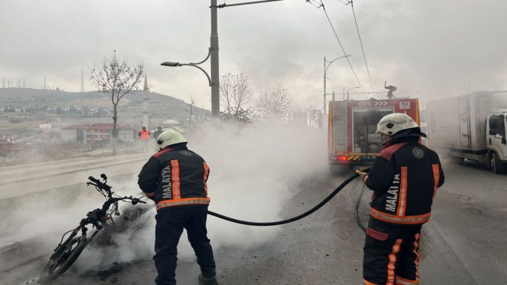 Motosiklet seyir halindeyken alev alev yandı