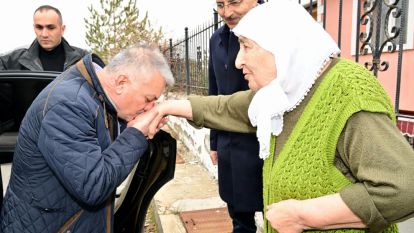Vali, Fatma Teyzenin Elini Öptü