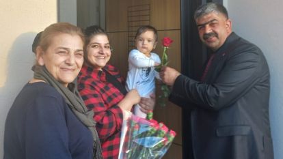 Karakuş, karanfil dağıttı 