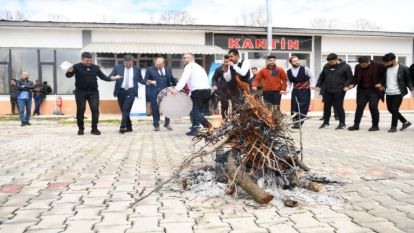 Üniversite de ateş yakıp halay çektiler, demir dövdüler 