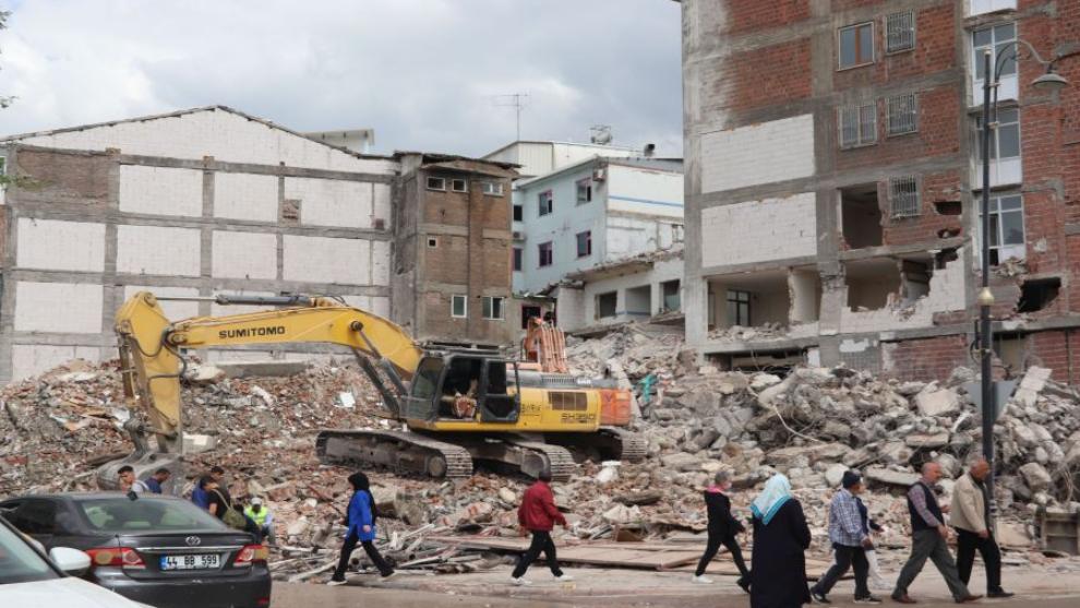 Malatya'da Ağır Hasarlı Binaların Yıkımı Başlıyor!..