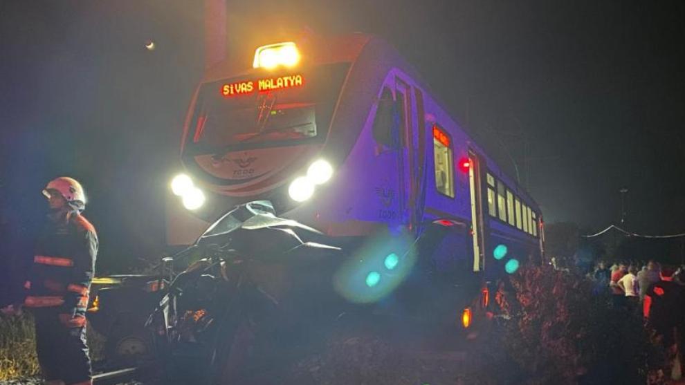 Malatya'da Yolcu Treninin Çarptığı Otomobilin Sürücüsü Öldü