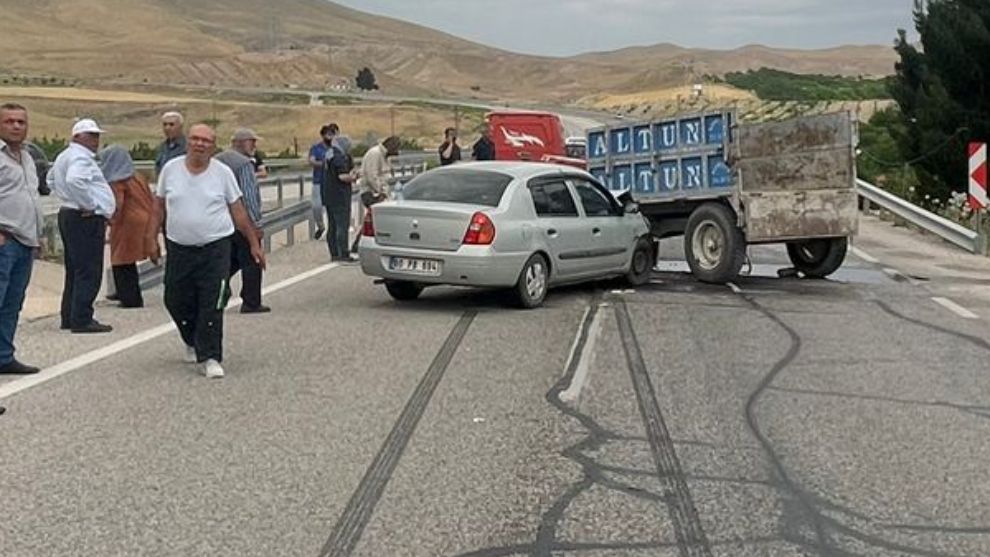 Malatya'da Yola Çıkan Traktöre Çarptı, 6 Kişi Yaralandı