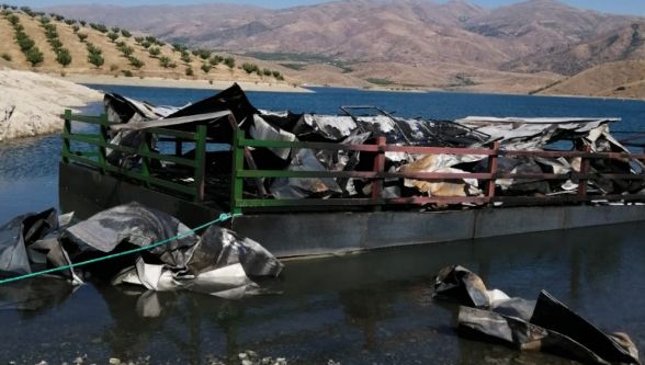 Göl üzerindeki yangına itfaiye gitti 