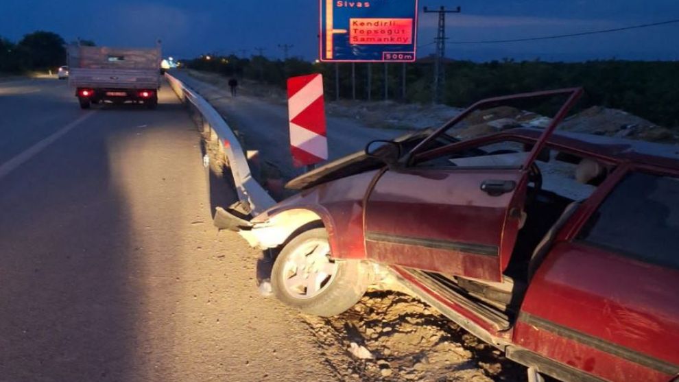 Demir Bariyere Çarpan Otomobillin Sürücüsü Yaralandı