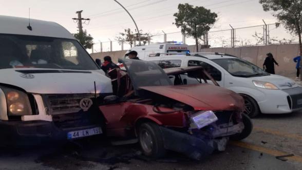 3 araç çarpıştı: 2 yaralı 