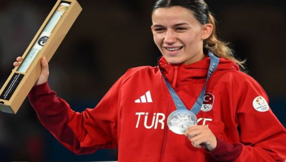 "Elimde bir madalya... Bir Olimpiyat madalyası..."