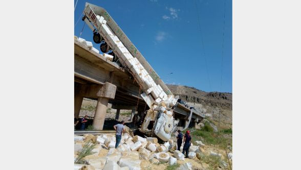 Köprüde Tır Faciası: 1 Ölü 