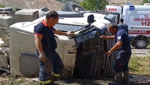 Mikser Çamura Saplandı, Sürücüyü İtfaiye Kurtardı 