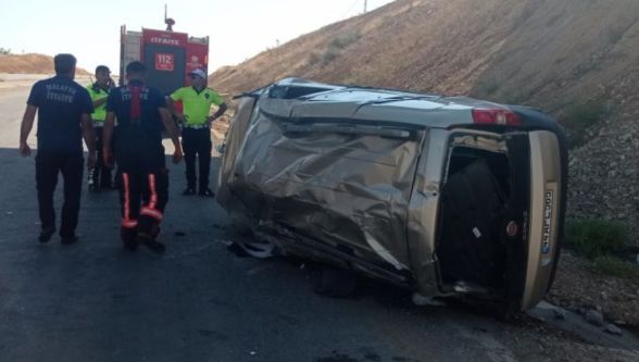 Takla Atarak Yan Yatan Otomobilde 2 Yaralı Çıkartıldı 