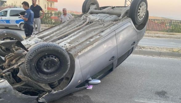  Ters dönen otomobilde bulunan 2 kişi yaralandı