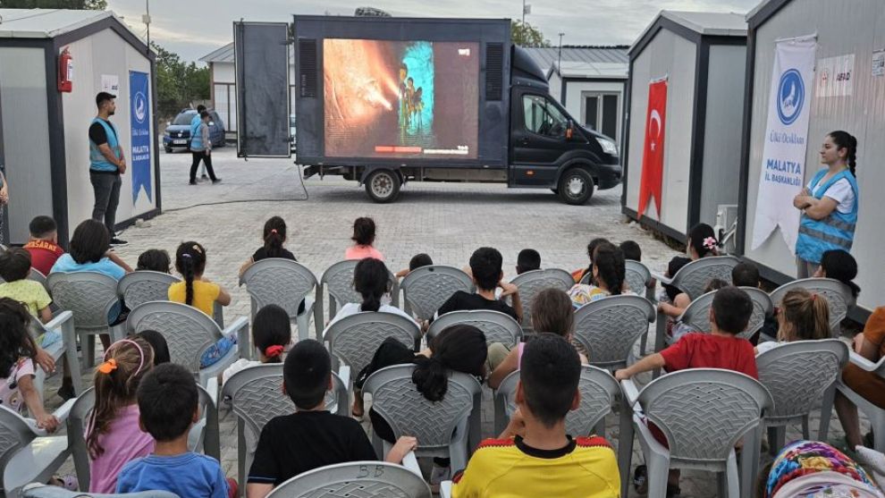 Malatya Ülkü Ocakları depremzede çocukları yalnız bırakmıyor