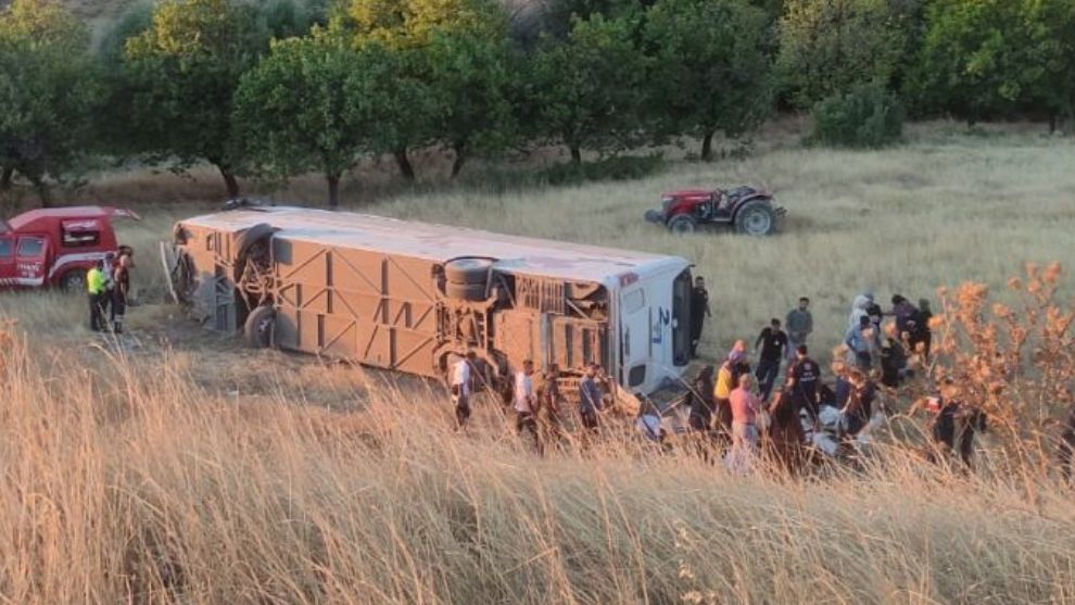 Malatya'da Yolcu Otobüsü Uçuruma Yuvarlandı, 21 Yaralı