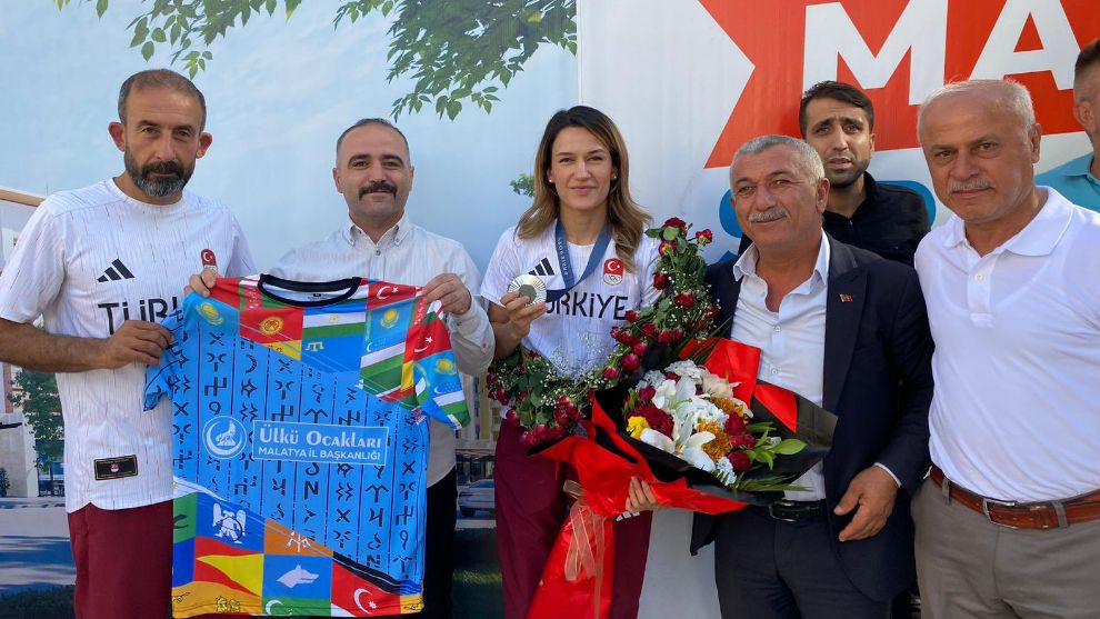 Olimpiyat İkincisi Hatice Akbaş'a Ülkü Ocakları'ndan Tebrik ve Forma