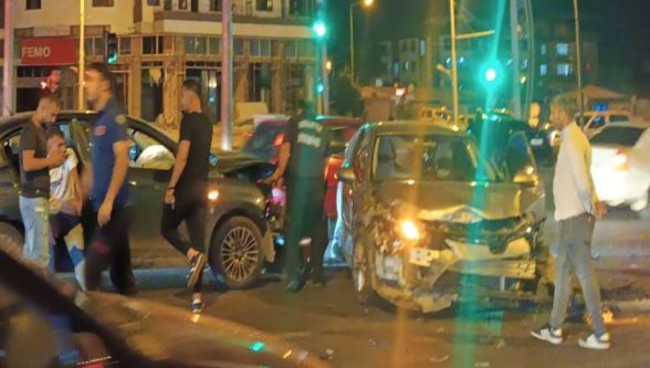 4 Araç Zincirleme Kazaya Karıştı: 3 Yaralı 