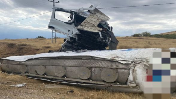 Yakıt dolu tanker kaza yaptı 