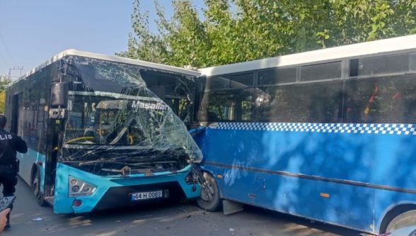 Halk Otobüsü ile Öğrenci Servisi Çarpıştı: 25 Yaralı 