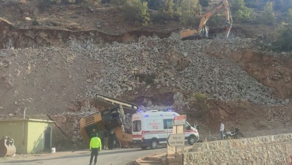 İş makinesi yola şarampole yuvarlandı: 1 yaralı 