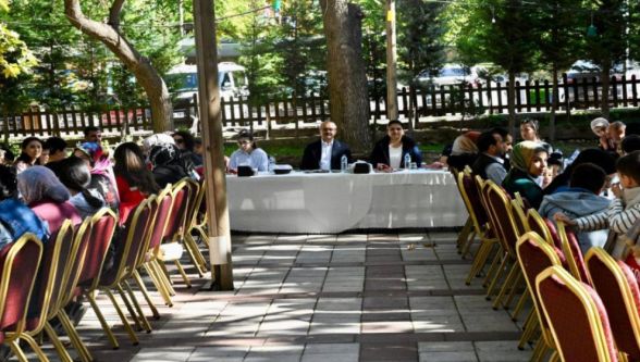  ‘Yetim gülerse, dünya güler' anlayışını benimsiyoruz