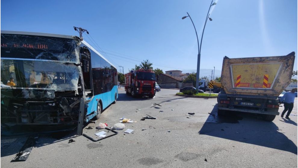 Halk Otobüsü ile Kamyon Çarpıştı: 7 Yaralı