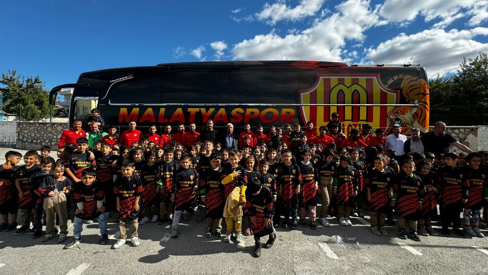 Malatyaspor Kulübünden Öğrencilere Forma Hediyesi