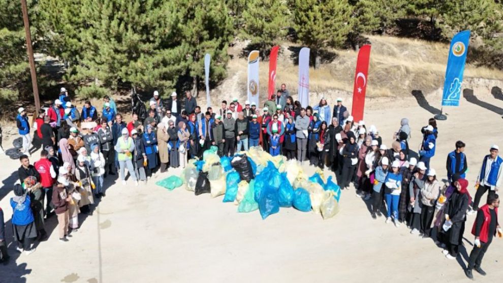 Öğrenciler ormanlık alanı temizledi