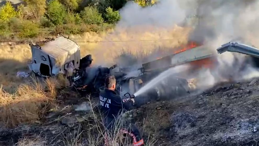 Şarampole Yuvarlanan Tır Alevlere Teslim Oldu: 2 Yaralı