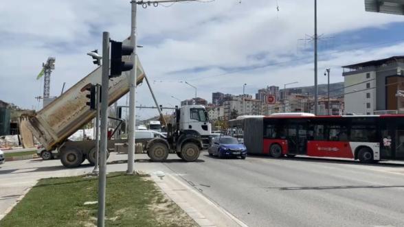 Kamyon Şoförü Çevre Yolunu Boş Arazi Sandı!..