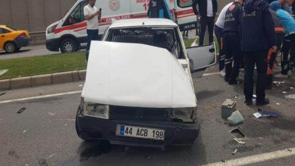 Malatya'da Kazaya Karışan Otomobilde 8 Yaralı Çıktı 