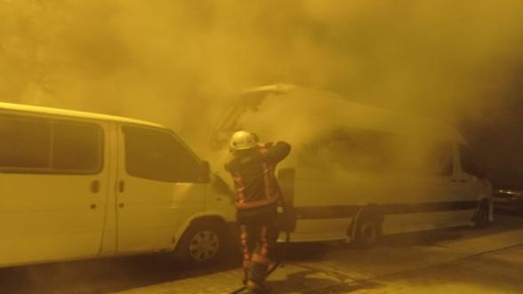Malatya'da Park Halindeki Minibüste Yangın Paniği!