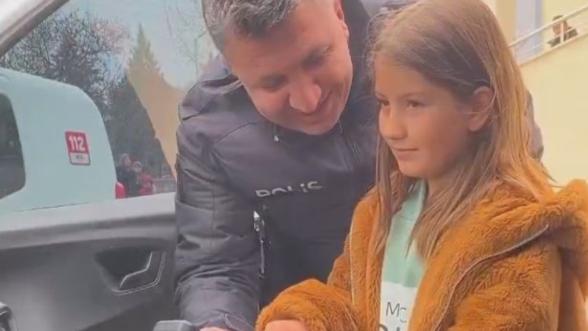 Polis “sarı saçlı, pembe terlikli” kızı okulda buldu