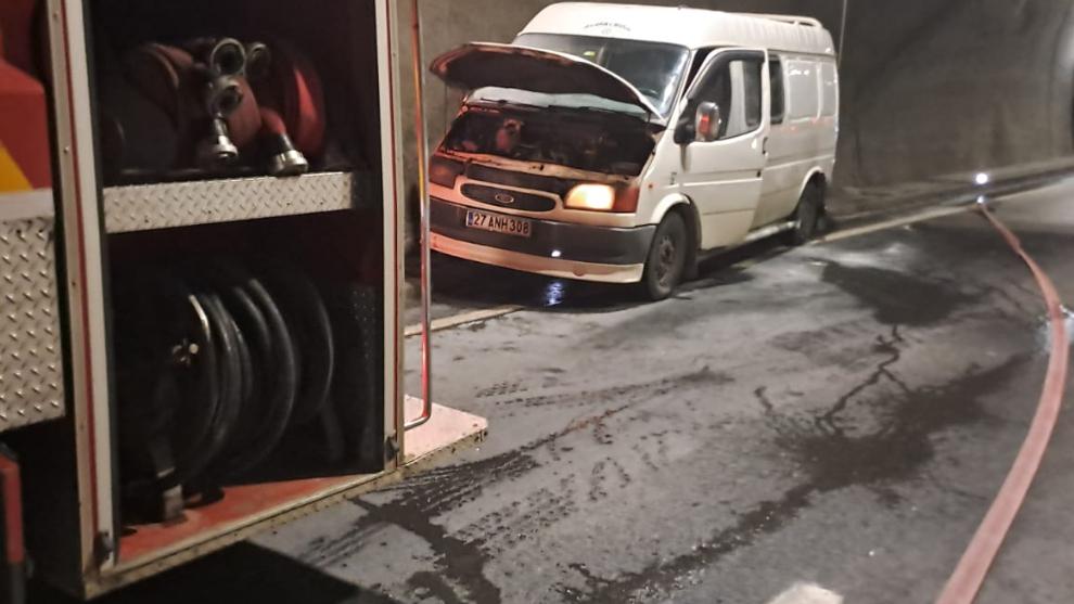 Erkenek Tüneli'nde Minibüste Yangın! Yolcular Son Anda Kurtuldu