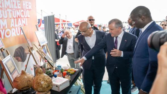 Bilal Erdoğan ve Osman Aşkın Bak'tan Malatya Standına Özel İlgi 