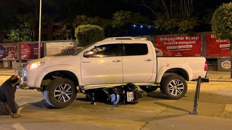 Battalgazi'de Kavşakta Kaza: Motosiklet Pikabın Altında Kaldı