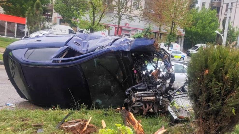 Battalgazi'de trafik kazası! Orta refüje çarpan araçta 2 kişi yaralandı