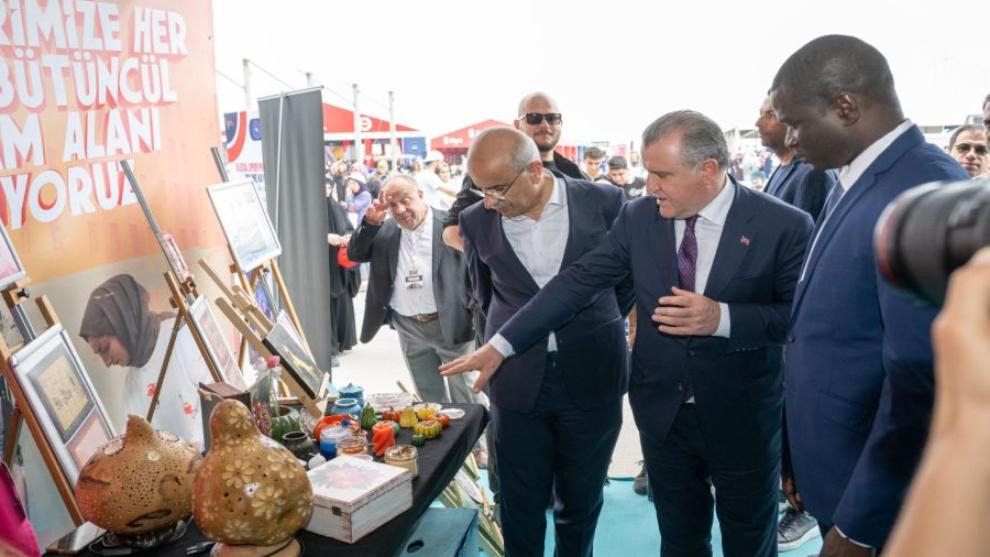 Bilal Erdoğan ve Osman Aşkın Bak'tan Malatya Standına Özel İlgi