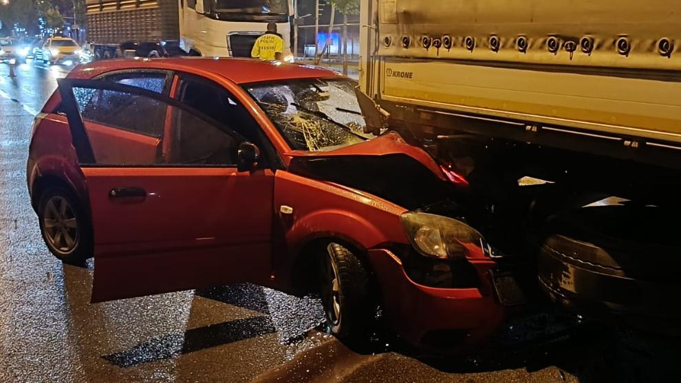 Malatya Çevre Yolu'nda Korkutan Kaza: Otomobil Tıra Çarptı