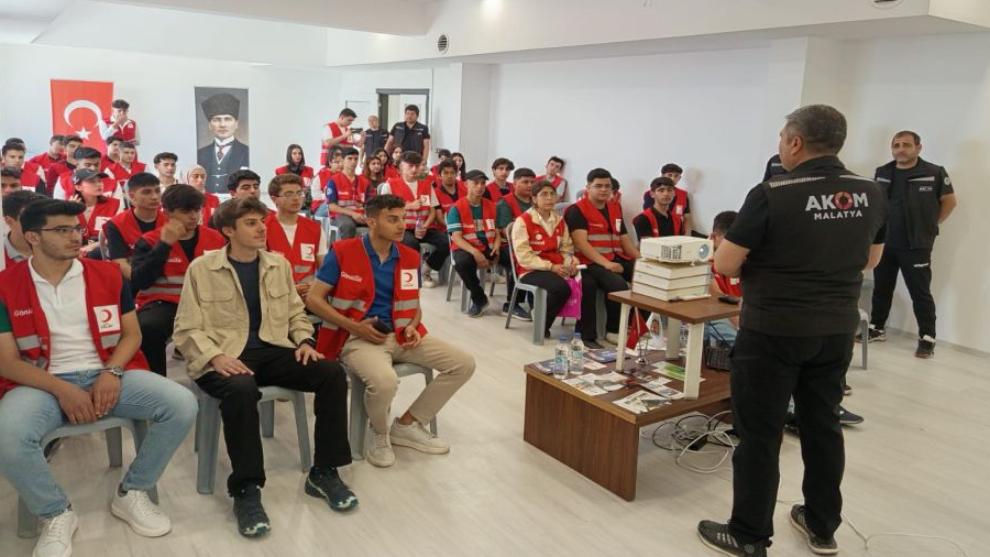 Malatya'da Gençler Afete Hazırlanıyor! Belediye'den Hayat Kurtaran Eğitim