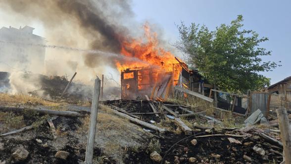 Akçadağ'da Baraka Yangını Hasara Yol Açtı