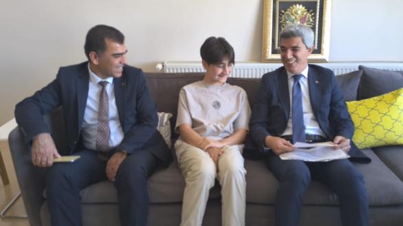 Müdürden Anlamlı Ziyaret: Karne ve Takdir Belgesi Evde Teslim Edildi